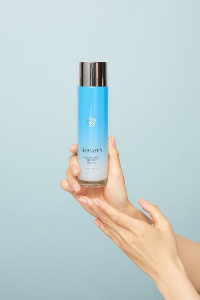 Інтенсивно зволожуюча есенція з гіалуроновим комплексом TERRAZEN AQUA RECHARGE TREATMENT ESSENCE 150мл TER01 фото